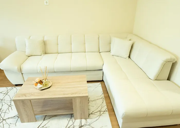 Apartma Alina דירה *